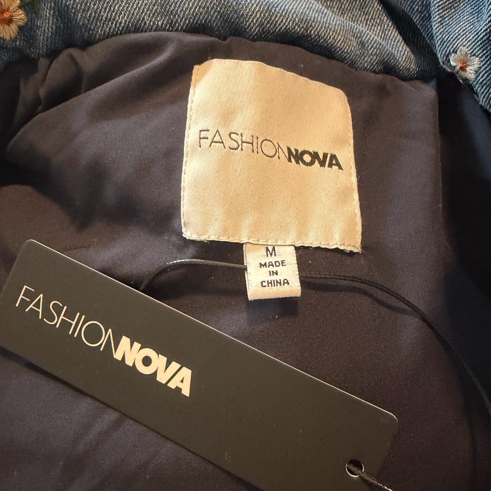 Fashion Nova Chaleco Kylie Blue Denim Vest Embroidery Medium NWT - Picture 5 of 5
